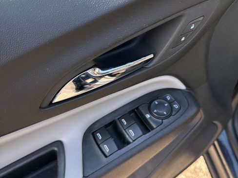 Used 2022 Chevrolet Equinox LS w/ LS Convenience Package FWD image 4
