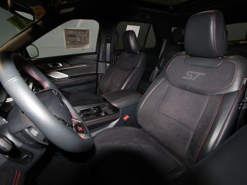 Used 2025 Ford Explorer ST image 4