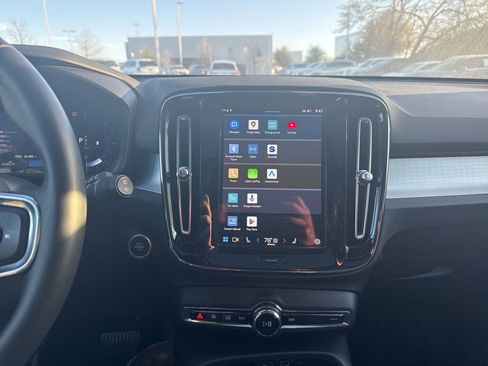 Used 2025 Volvo XC40 B5 Core image 23