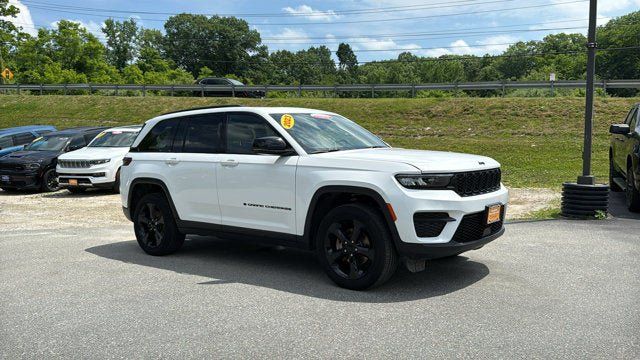 Used 2023 Jeep Grand Cherokee Altitude AWD/4WD image 2