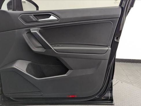Used 2021 Volkswagen Tiguan SE w/ Panoramic Sunroof Package image 21