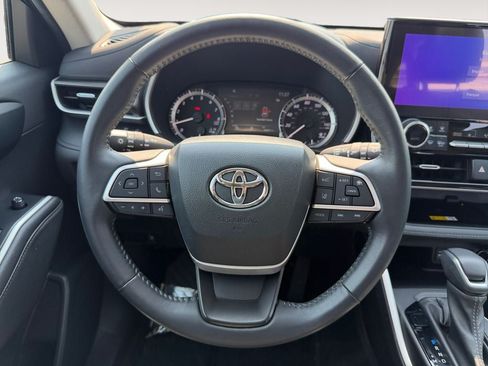 Used 2023 Toyota Highlander XLE AWD/4WD image 13