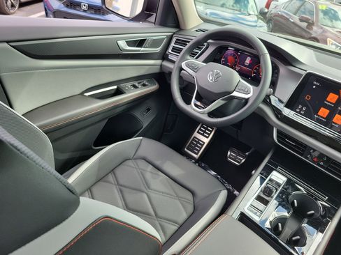 New 2026 Volkswagen Atlas Peak Edition image 3