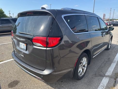 Used 2017 Chrysler Pacifica Touring-L Plus image 5