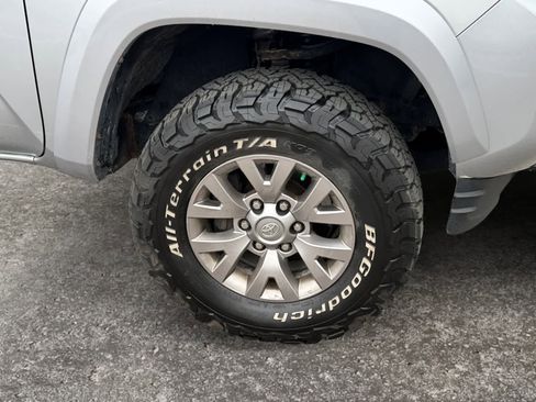 Used 2017 Toyota Tacoma SR5 w/ Tow Package AWD/4WD image 13