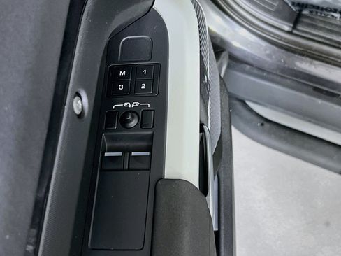 Used 2023 Land Rover Defender 90 X-Dynamic SE AWD/4WD image 17