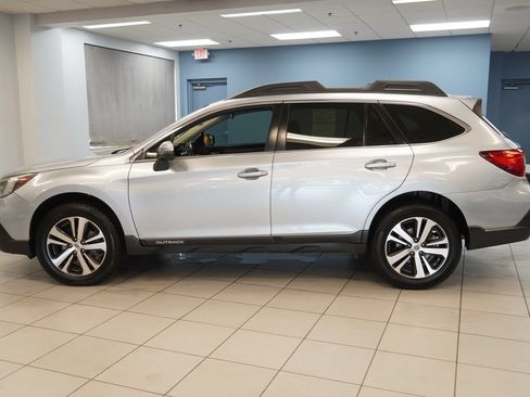 Used 2018 Subaru Outback 3.6R Limited AWD/4WD image 2