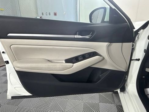 Used 2023 Nissan Altima 2.5 SV FWD image 12