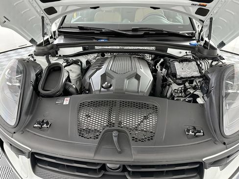 Certified 2026 Porsche Macan AWD/4WD image 32