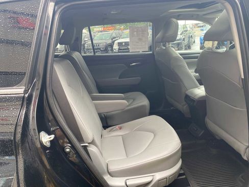 Used 2020 Toyota Highlander XLE AWD/4WD image 30
