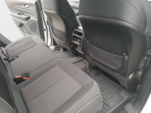 Used 2023 Jeep Grand Cherokee Laredo AWD/4WD image 11