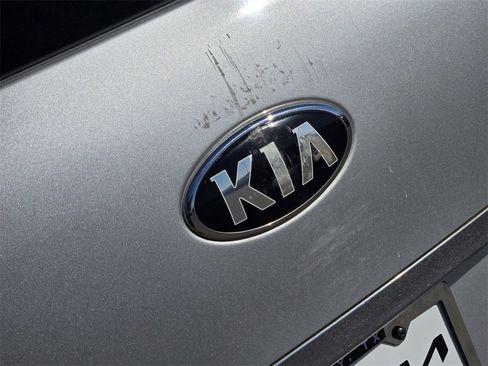 Used 2017 Kia Sedona LX w/ LX Essentials Premium Package image 9