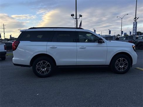 New 2025 Ford Expedition Active image 4