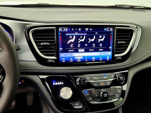 Used 2025 Chrysler Pacifica Limited FWD image 18