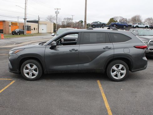 Used 2023 Toyota Highlander L FWD image 5