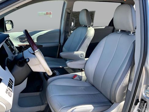 Used 2013 Toyota Sienna Limited w/ Premium Pkg AWD/4WD image 7