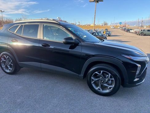 Used 2025 Chevrolet Trax LT w/ LT Convenience Package image 9