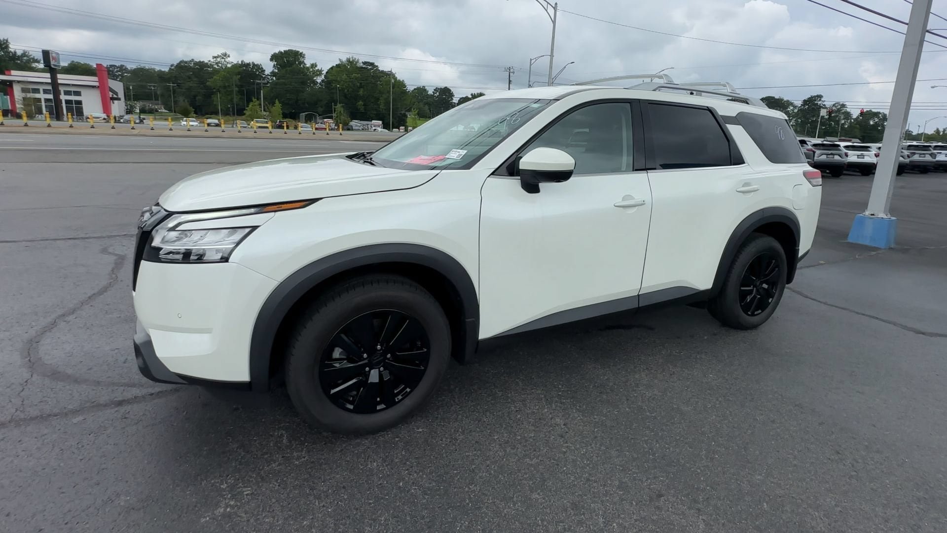 Used 2023 Nissan Pathfinder SL AWD/4WD image 4