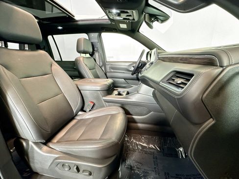 Used 2022 Chevrolet Suburban LT w/ Luxury Package image 28