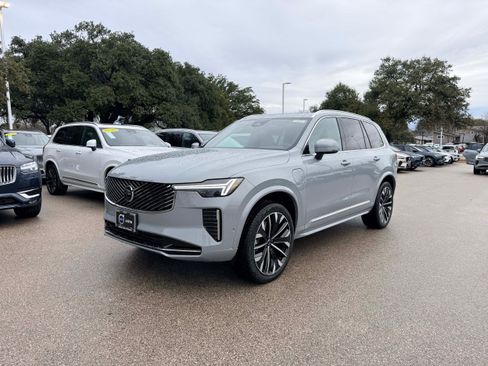 New 2026 Volvo XC90 T8 Plus image 2