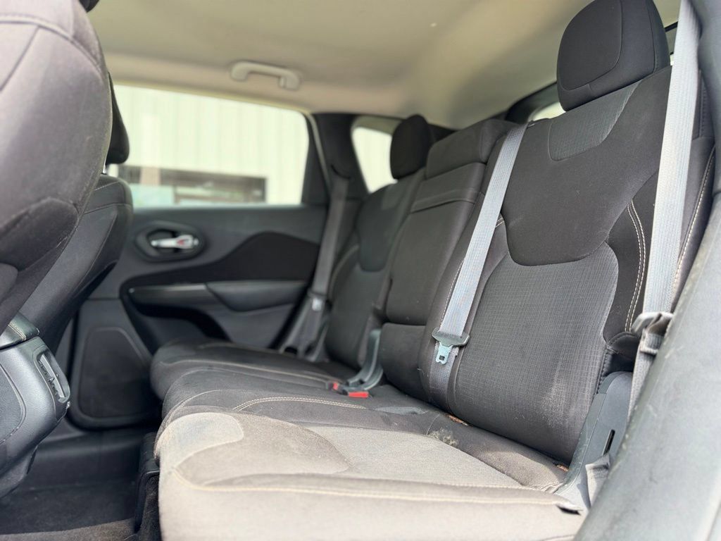 Used 2015 Jeep Cherokee Latitude FWD image 18