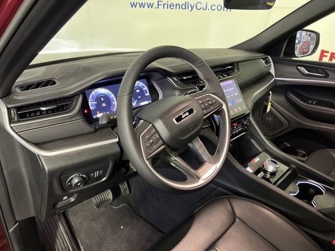 Used 2025 Jeep Grand Cherokee Limited image 14