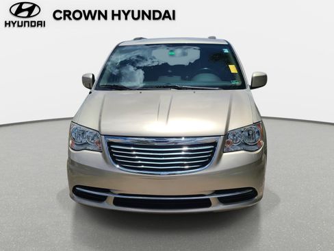 Used 2016 Chrysler Town & Country LX FWD image 2