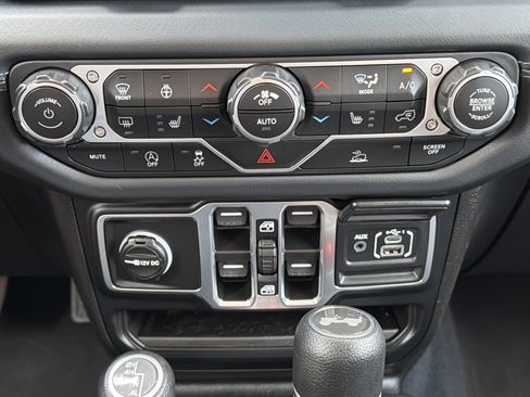 Used 2025 Jeep Wrangler Unlimited Sahara AWD/4WD image 7