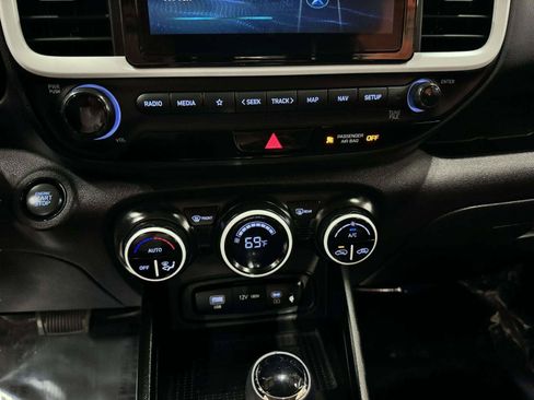 Used 2024 Hyundai Venue Limited FWD image 54