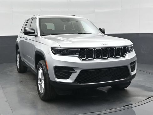 New 2026 Jeep Grand Cherokee Laredo w/ Trailer Tow Package AWD/4WD image 28
