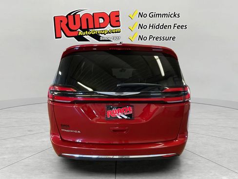 Used 2025 Chrysler Pacifica Select image 5