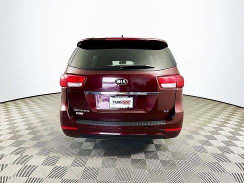 Used 2016 Kia Sedona LX w/ Option Group 020 FWD image 9