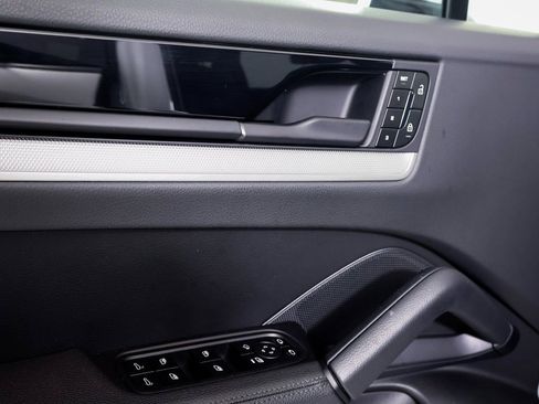 Used 2025 Porsche Cayenne image 21