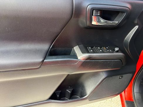 Used 2018 Toyota Tacoma TRD Sport AWD/4WD image 23