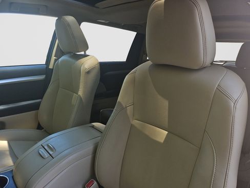 Used 2019 Toyota Highlander SE AWD/4WD image 17