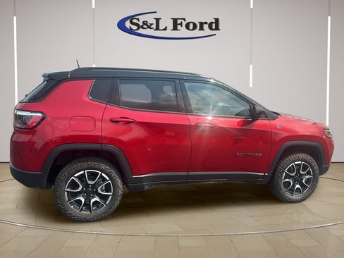 Used 2025 Jeep Compass Trailhawk AWD/4WD image 9