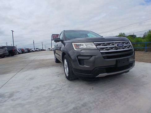 Used 2018 Ford Explorer XLT FWD image 3