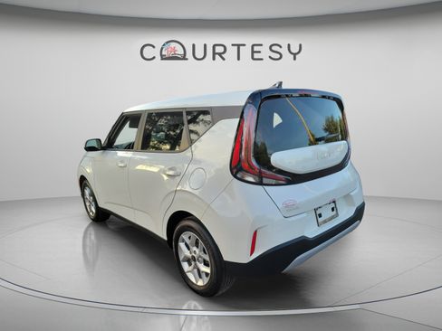 Used 2025 Kia Soul LX w/ LX Technology Package FWD image 2