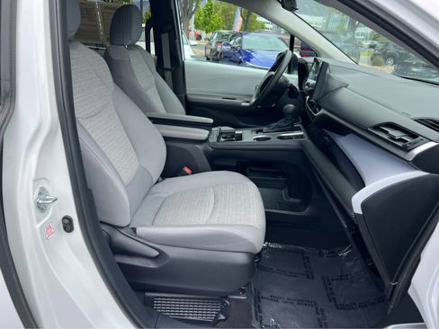 Used 2025 Toyota Sienna LE FWD image 17
