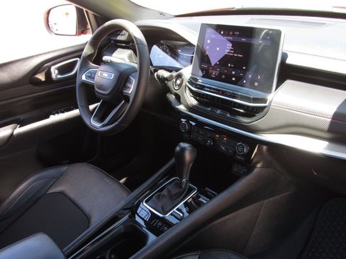 Used 2025 Jeep Compass Trailhawk AWD/4WD image 9