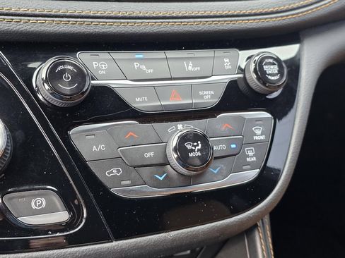 Used 2022 Chrysler Pacifica Pinnacle FWD image 34