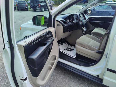 Used 2016 Dodge Grand Caravan American Value Package w/ UConnect Hands-Free Group FWD image 11