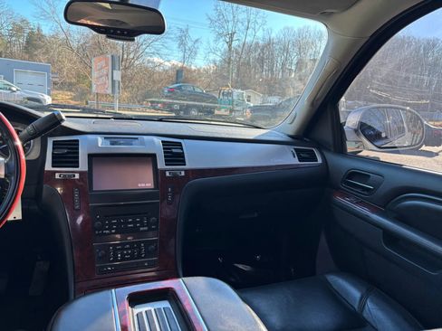 Used 2013 Cadillac Escalade Premium image 32