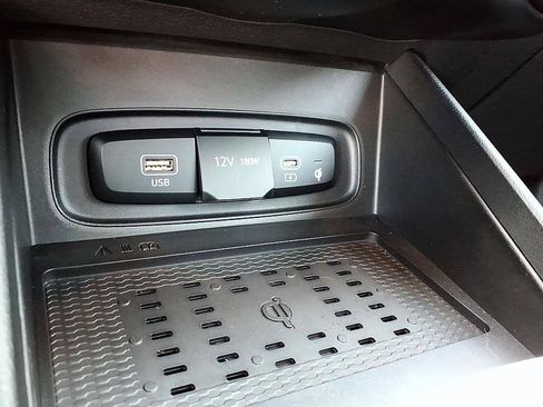 Used 2024 Hyundai Venue Limited FWD image 27