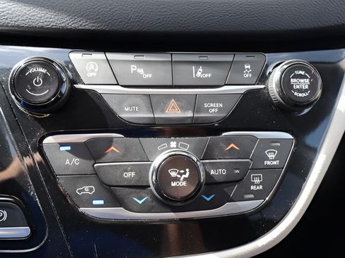 Used 2023 Chrysler Pacifica Touring-L FWD image 16