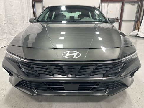 Used 2025 Hyundai Elantra SEL image 2