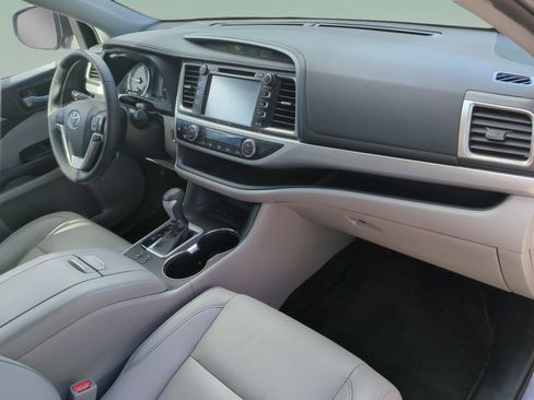 Used 2019 Toyota Highlander XLE FWD image 20