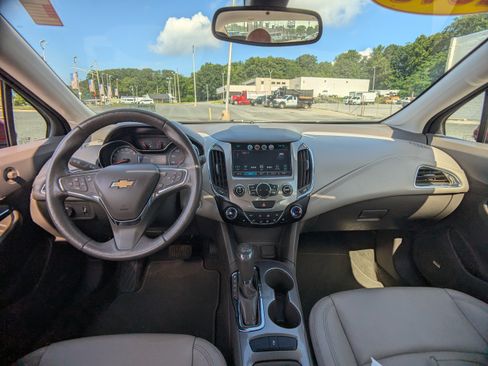 Used 2018 Chevrolet Cruze Premier FWD image 16