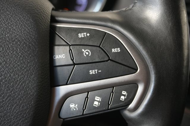 Used 2020 Jeep Grand Cherokee Limited AWD/4WD image 16