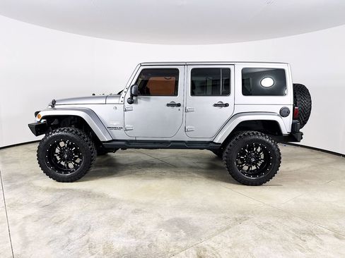 Used 2015 Jeep Wrangler Unlimited Sahara w/ Connectivity Group AWD/4WD image 3